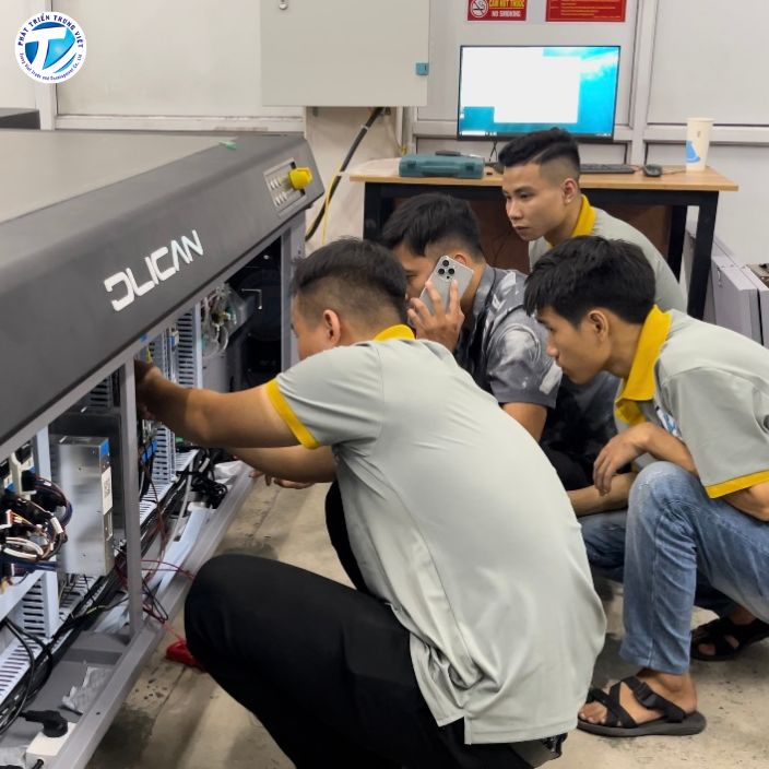 Kỹ thuật viên tại Phát Triển Trung Việt lắp đặt máy in  UV Dlican DLI-5200 cho khách hàng